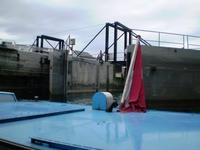 運河を越えるボート